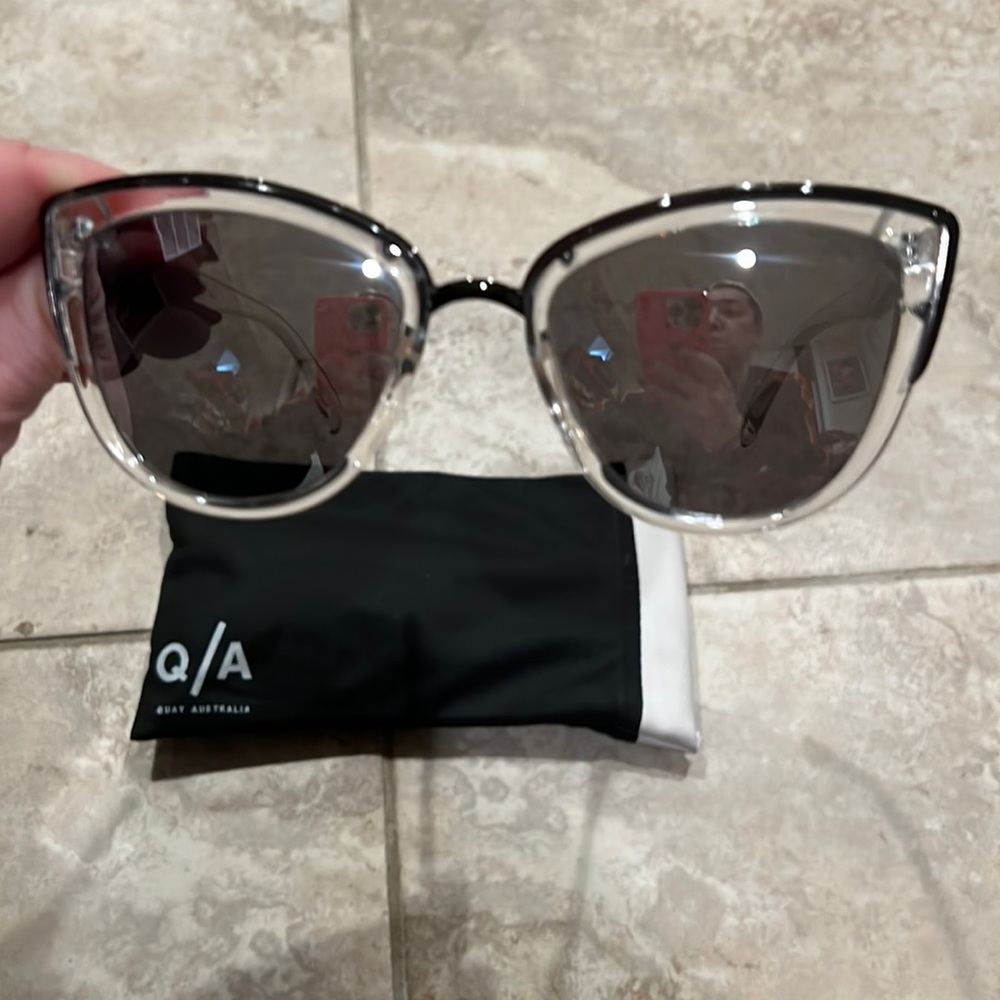 Like new Quay clear frame sunglasses
